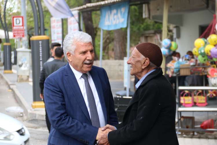Belediye Başkanımız Şehmus KARAMEHMETOĞLU Esnaf gezisi ziyareti yaparak Ramazan Bayramlarını kutladı.